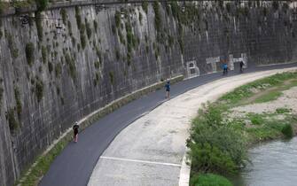 Roma, 01 maggio 2021. La colata dâ  asfalto per la pista ciclabile sul Lungotevere (Roma - 2021-05-01, Vincenzo Livieri) p.s. la foto e' utilizzabile nel rispetto del contesto in cui e' stata scattata, e senza intento diffamatorio del decoro delle persone rappresentate