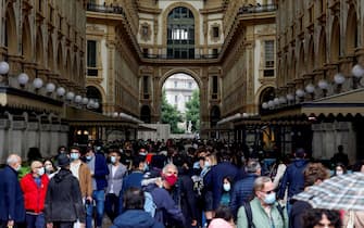 Folla all'interno della Galleria Vittorio Emanuele II, nel centro di Milano