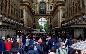 Folla all'interno della Galleria Vittorio Emanuele II, nel centro di Milano