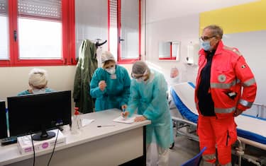 Operatori sanitari nel "Vaccine Day" negli ambulatori del Centro servizi Ausl di Baggiovara (Modena). Modena, 27 Dicembre 2020. ANSA /ELISABETTA BARACCHI
