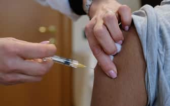 Una persona viene vaccinata contro la menengite, Capriolo (Bs), 7 Gennaio 2020. ANSA/ FILIPPO VENEZIA