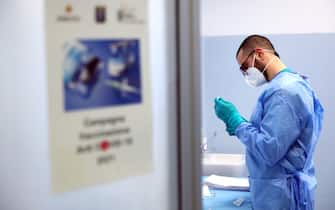 Un medico dell esercito prepara una dose di vaccino  all ospedale militare di Milano dove si sta provvedendo alla vaccinazione del  personale sanitario. MIlano , 15 Febbraio  2021.
ANSA / MATTEO BAZZI