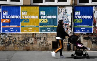 Sono centinaia i manifesti apposti in citta' per la campagna informativa sulle vaccinazioni della Regione Liguria, Genova, 25 marzo 2021.
ANSA/ LUCA ZENNARO