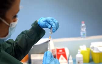 Un medico dell esercito prepara una dose di vaccino  all ospedale militare di Milano dove si sta provvedendo alla vaccinazione del  personale sanitario. MIlano , 15 Febbraio  2021.ANSA / MATTEO BAZZI