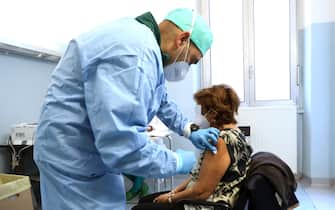Una donna viene vaccinata all ospedale militare di Milano dove si sta provvedendo a inoculare il vaccino al personale sanitario. MIlano , 15 Febbraio  2021.ANSA / MATTEO BAZZI
