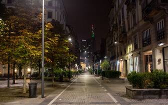 Milano, le strade della metropoli e i luoghi della movida si presentano deserte poco dopo le ore 23:00 nel primo sabato sera di coprifuoco in citta a seguito del Dpcm per contrastare i contagi da Covid 19. Nella foto corso Garibaldi (MILANO - 2020-10-25, Massimo Alberico) p.s. la foto e' utilizzabile nel rispetto del contesto in cui e' stata scattata, e senza intento diffamatorio del decoro delle persone rappresentate