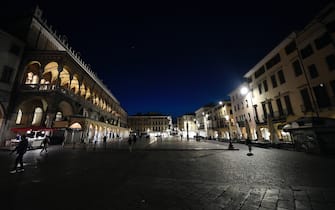 Piazza delle Erbe a Padova deserta 10/03/2020
Italia - Padova
Città pandemiche e deserte l'attuale situazione dell'Italia.
Bar e ristoranti chiudono alle 18:00.
Il governo ha approvato misure drastiche nel tentativo di arrestare la diffusione dell'epidemia COVID-19.