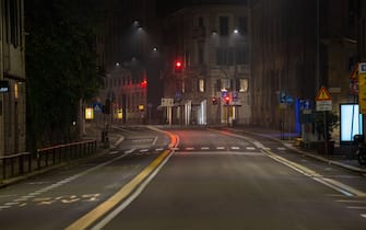 Le strade della metropoli e i luoghi della movida si presentano deserte poco dopo le ore 23:00 nel primo sabato sera di coprifuoco in citta a seguito del Dpcm per contrastare i contagi da Covid 19. Milano, le strade della metropoli e i luoghi della movida si presentano deserte poco dopo le ore 23:00 nel primo sabato sera di coprifuoco in citta a seguito del Dpcm per contrastare i contagi da Covid 19. Nella foto via Visconti MOdrone (MILANO - 2020-10-25, Massimo Alberico) p.s. la foto e' utilizzabile nel rispetto del contesto in cui e' stata scattata, e senza intento diffamatorio del decoro delle persone rappresentate