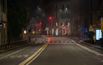 Milano, le strade della metropoli e i luoghi della movida si presentano deserte poco dopo le ore 23:00 nel primo sabato sera di coprifuoco in citta a seguito del Dpcm per contrastare i contagi da Covid 19. Nella foto via Visconti MOdrone (MILANO - 2020-10-25, Massimo Alberico) p.s. la foto e' utilizzabile nel rispetto del contesto in cui e' stata scattata, e senza intento diffamatorio del decoro delle persone rappresentate