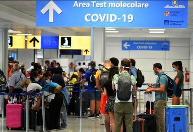 Coppia italiana bloccata in India, l'aereo è rientrato a Pisa