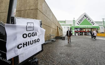 Il centro commerciale Porta di Roma ed i grandi negozi che ne fanno parte chiusi nel weekend per contenere la diffusione del COVID-19, Roma 14 novembre 2020. ANSA / FABIO FRUSTACI