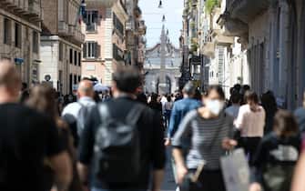 Persone a passeggio per strada in Italia