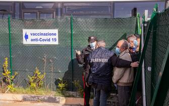 Potenza, gente in fila per i vaccini anti-Covid Gente in attesa per i vaccini anti-Covid a Potenza