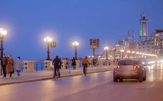 Persone passeggiano sul lungomare di Bari
