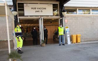 Carabinieri e volontari della Protezione civile all'ingresso dell'hub vaccinale alla Fiera di Cagliari