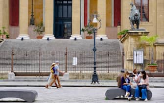 Cittadini e turisti in sosta o a passeggio davanti al Teatro Massimo, nel centro di Palermo