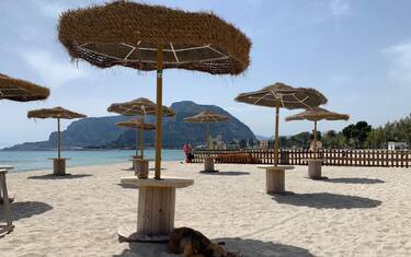 Covid, regole per la spiaggia: dallo steward ai 10 mq per ombrellone
