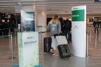 Alcune postazioni check-in della compagnia Alitalia all'aeroporto di Fiumicino, Roma, 11 maggio 2021. Dopo il primo effettuato lo scorso 23 aprile, il sindacato USB ha proclamato per il 15 maggio il secondo sciopero nazionale dell'intero settore del trasporto aereo, dei vettori e di tutti i settori aeroportuali.  ANSA / Telenews