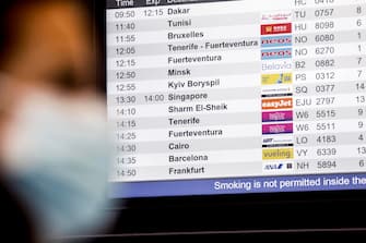 Un monitor mostra la lista degli aerei in partenza dall'aeroporto di Milano Malpensa