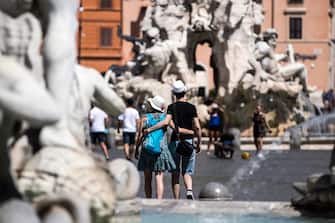 Turisti a piazza Navona per il Ferragosto durante la Fase 3 dellÕemergenza per il Covid-19 Coronavirus, Roma, 15 agosto 2020. ANSA/ANGELO CARCONI
