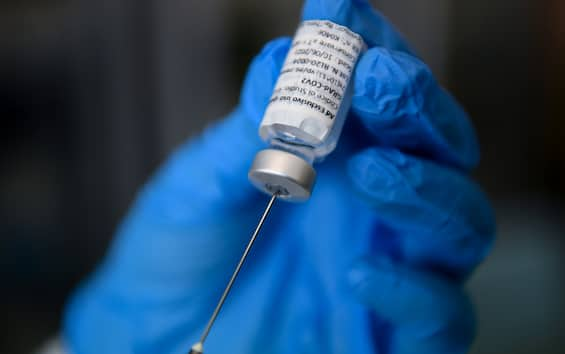 Covid Germania, vaccini falsi da un'infermiera no-vax: iniettava acqua e  sale