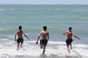 Covid, da Rimini a Napoli riaprono spiagge e piscine all'aperto. FOTO