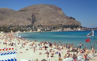 Bagnanti sulla spiaggia nella località turistica di Mondello, Palermo, Sicilia