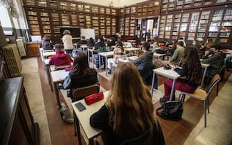 Students attend a class at the Visconti High School on the first day of reopening, after the covid-19 pandemic Orange to yellow area in Rome, Italy, 26 April 2021.  
ANSA/MASSIMO PERCOSSI