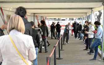 A queue of people waiting to be vaccinated on the "open-day weekend" at the Termini Station vaccination hub in Rome, Italy, 15 May 2021.
ANSA/CLAUDIO PERI