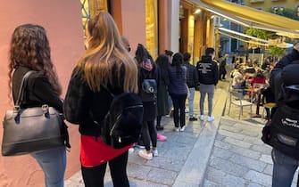 Giovani in fila all'ora dell'aperitivo davanti a un locale di Cagliari