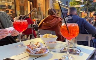 Alcune persone fanno un aperitivo all'aperto a Cagliari, in Sardegna