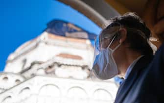 Una persona indossa una mascherina in centro a Firenze