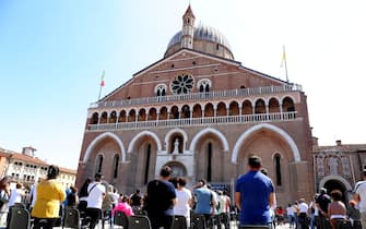 Fedeli durante una messa pregano distanziati fra loro davanti alla Basilica di Sant'Antonio a Padova