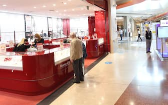 Persone visitano il centro commerciale "Galleria Borromea" a Peschiera Borromeo, vicino a Milano, 17 maggio 2021. Gli esercizi commerciali in mercati e centri commerciali, gallerie e parchi commerciali nelle giornate festive e prefestive riapriranno dal 22 maggio, nel primo weekend successivo al decreto legge Covid. ANSA/DANIEL DAL ZENNARO 