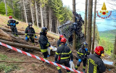 epa09223873 A handout photo made available by Italian Fire and Rescue Service shows Rescuers at work at the area of the cable car accident, near Lake Maggiore, northern Italy, 23 May 2021. The cable car that connects Stresa with Mottarone has crashed, claiming 14 lives, according to the latest toll. The accident has been caused by the failure of a rope, in the highest part of the route which, starting from Lake Maggiore reaches an altitude of 1,491 meters.  EPA/ITALIAN FIRE AND RESCUE SERVICE / HANDOUT  HANDOUT EDITORIAL USE ONLY/NO SALES