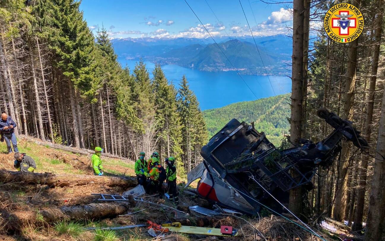 Funivia precipitata tra Stresa e Mottarone, le immagini ...