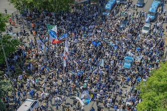 tifoseria interista saluta i pulmann della squadra davanti lo stadio di San Siro Inter supporters celebrate the victory of the Italian Championship in front of the Giuseppe Meazza stadium before the Serie A soccer match between FC Inter Milan and Udinese in Milan, Italy, 23 May 2021. ANSA/ANDREA FASANI