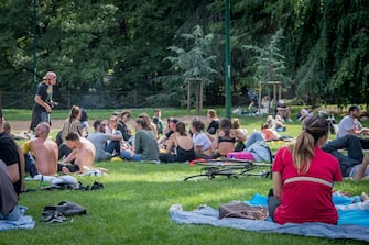 Persone in un parco di Milano