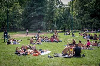 Giovani prendono il sole a Milano