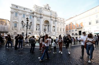 Turisti davanti alla fontana di Trevi a Roma