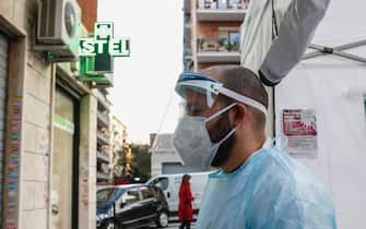 Una postazione per effettuare tamponi antigenici rapidi per la ricerca del coronavirus, allestita da una farmacia in un gazebo, a Roma