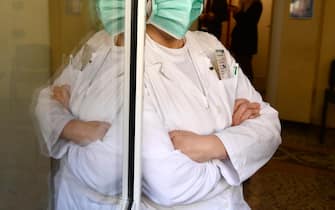 Un medico in attesa di fare un vaccino anti Covid