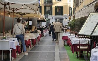 Occupazione suolo pubblico, causa molta gente e la concessione a Bar e ristoranti di spazi all'aperto, la domenica in centro Milano si creano molti assemblamenti in alcune vie.