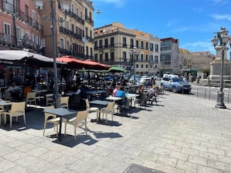I bar ed i ristoranti si adeguano al giallo riaprendo le attività all'aperto ed in strada riappaionoo i tavoli per consumare a Cagliari, 17 maggio 2021.
ANSA/Stefano Ambu