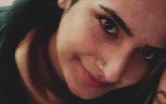 PROSEGUONO LE RICERCHE DELLA RAGAZZA SCOMPARSA DA NOVELLARA Senza il velo e gli occhiali, sorridente. Con piercing alle orecchie e al naso. Appare così in una foto Saman Abbas, la 18enne scomparsa da Novellara, nel Reggiano, dopo essersi opposta a un matrimonio combinato e che si teme sia stata uccisa. Lo scatto, in mano agli investigatori, sarebbe stato fatto nel periodo in cui la giovane era in una comunità protetta, prima di far ritorno a casa per poi sparire. Il volto appare differente da quello dell'unica altra foto fin qui circolata, dove Saman è ritratta con un sorriso appena accennato, hijab nero e gli occhiali, 27 maggio 2021. ANSA +++ ANSA PROVIDES ACCESS TO THIS HANDOUT PHOTO TO BE USED SOLELY TO ILLUSTRATE NEWS REPORTING OR COMMENTARY ON THE FACTS OR EVENTS DEPICTED IN THIS IMAGE; NO ARCHIVING; NO LICENSING +++