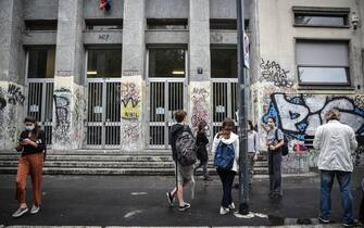 Studenti davanti al Liceo scientifico Volta in occasione del primo giorno di esami di maturità con le normative anticontagio per coronavirus Covid-19 Studenti davanti al Liceo scientifico Volta in occasione del primo giorno di esami di maturità con le normative anticontagio per il coronavirus Covid-19, Milano, 17 giugno 2020. Ansa/Matteo Corner