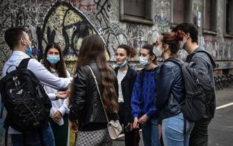 Studenti davanti al Liceo Virgilio in occasione del primo giorno di esami di maturitÃ  con le normative anticontagio per coronavirus Covid-19, Milano, 17 giugno 2020.ANSA/ MATTEO CORNER