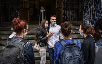 Studenti davanti al Liceo Virgilio in occasione del primo giorno di esami di maturitÃ  con le normative anticontagio per coronavirus Covid-19, Milano, 17 giugno 2020.ANSA/ MATTEO CORNER