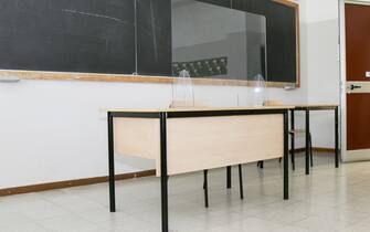 Banchi allestiti con il plexiglass all' Istituto Abba Ballini nel rispetto con il protocollo ministeriale per Covid 10 coronavirus in vista degli esami di maturitÃ  , Brescia 12 giugno 2020. Ansa/Filippo Venezia