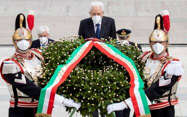2 giugno, Mattarella depone la corona al Milite ignoto. FOTO